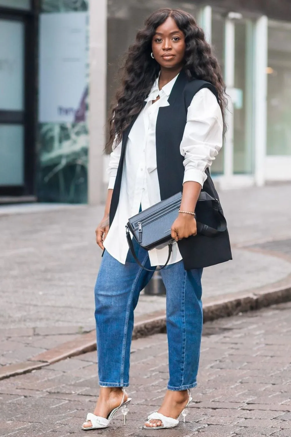 Elegant denim outfit for curvy women