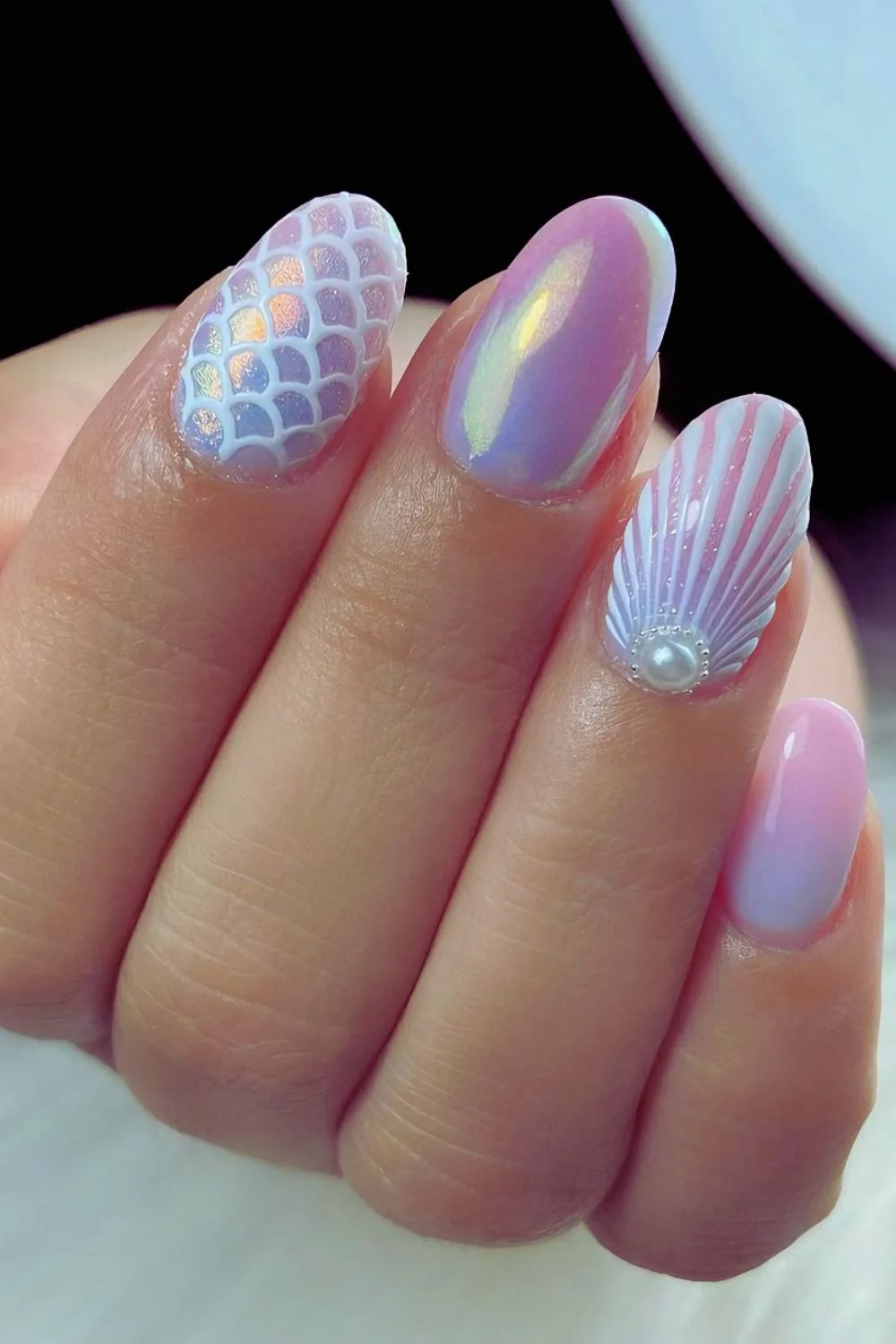 Nails with holographic shells