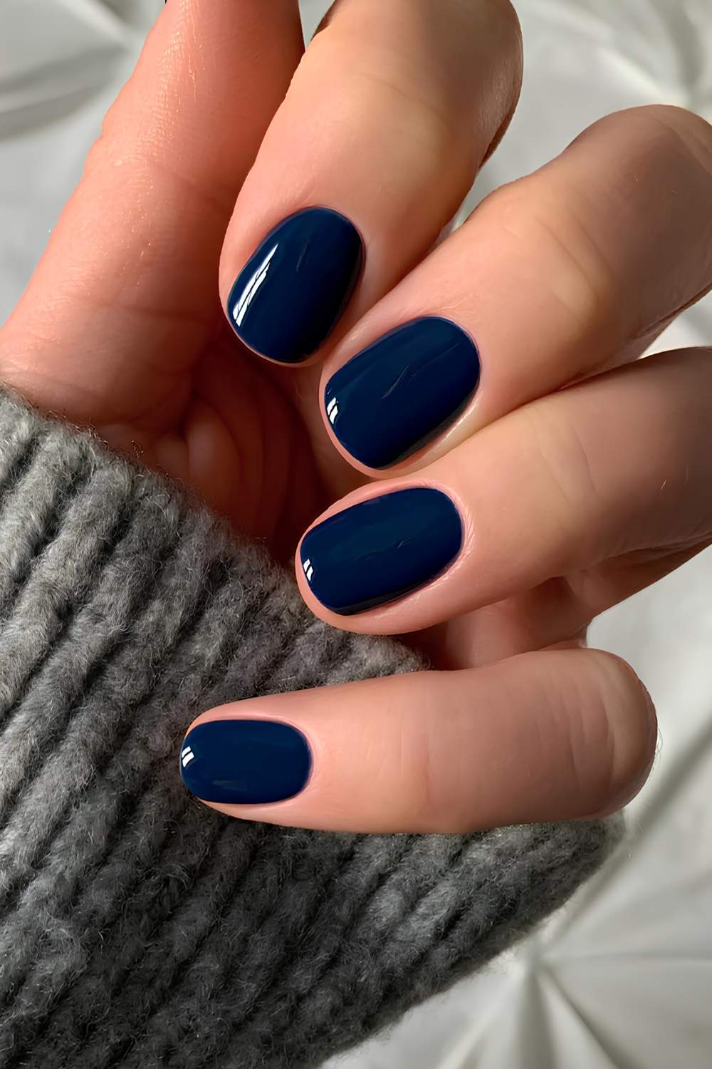 Short and solid navy blue manicure