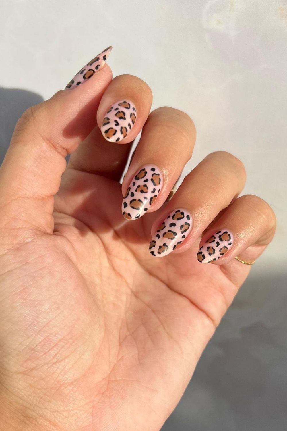 Soft pink nails with leopard spots