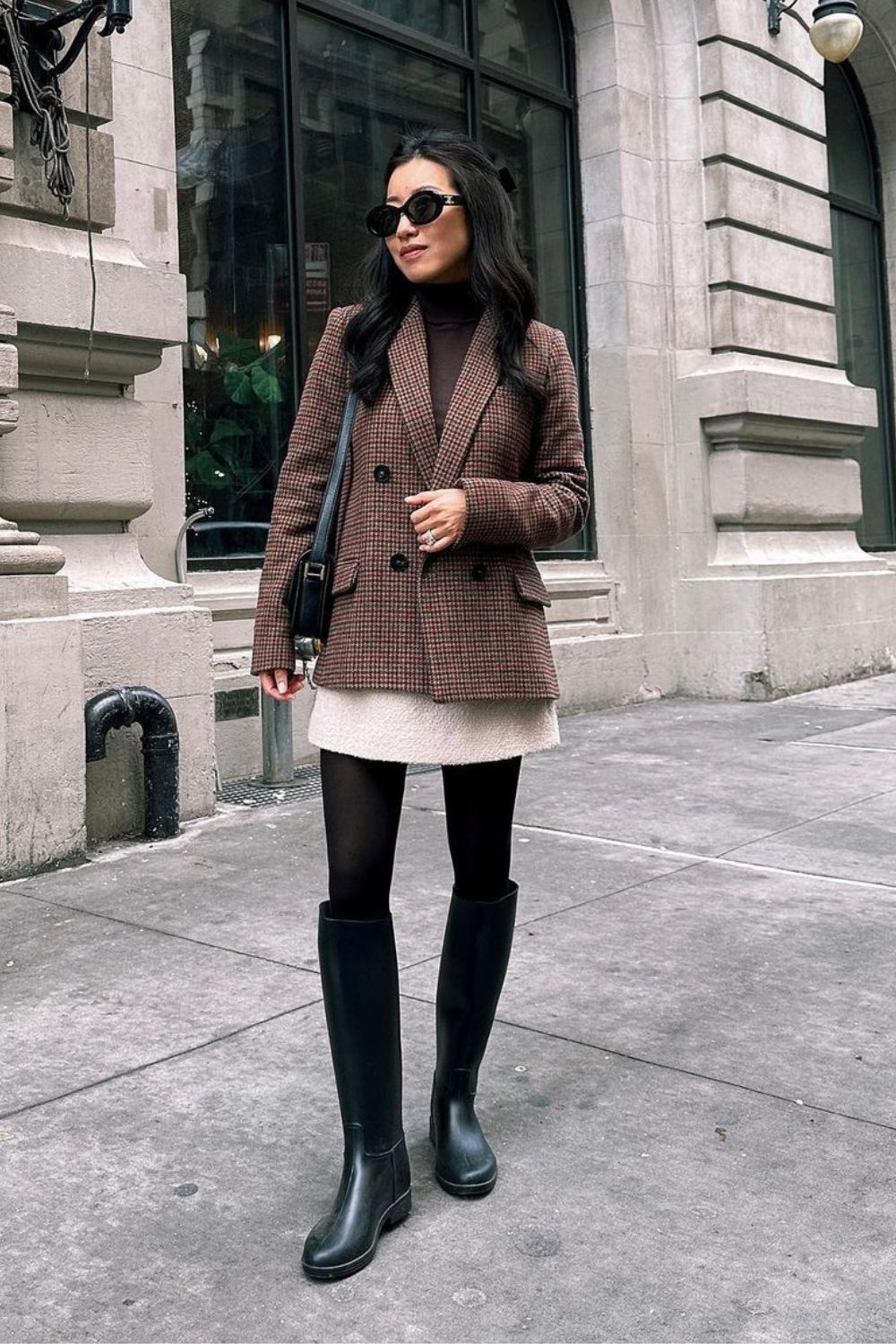 Stylish mini skirt outfit for fall