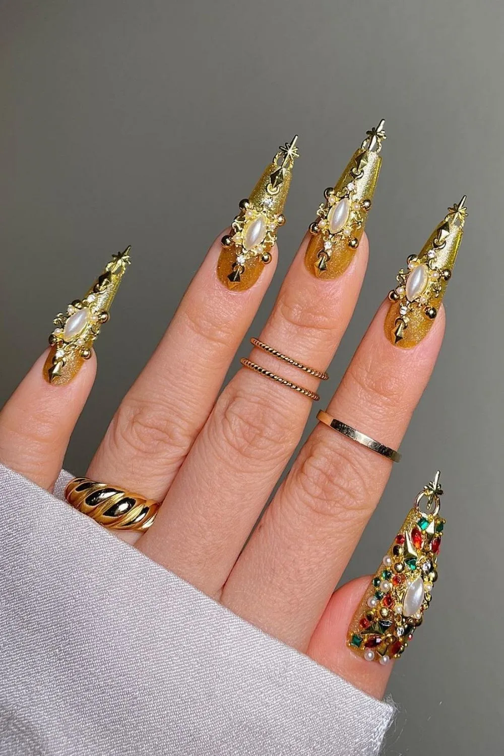 gold nails with details