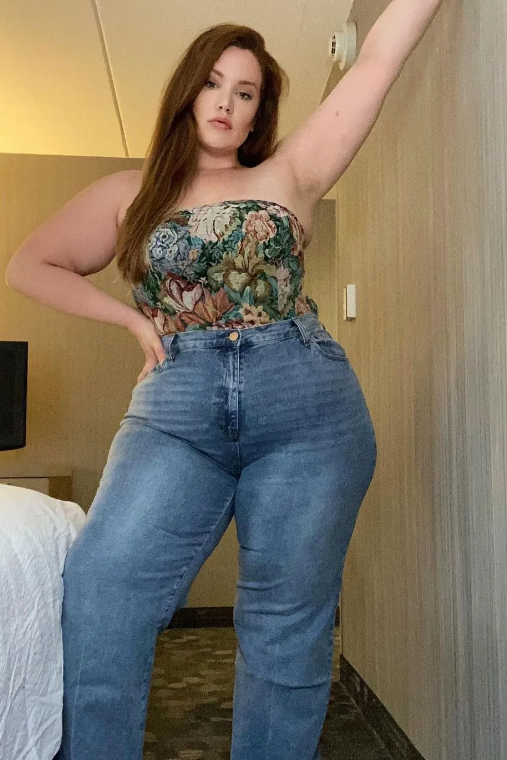 jeans and top on curvy pear shaped woman