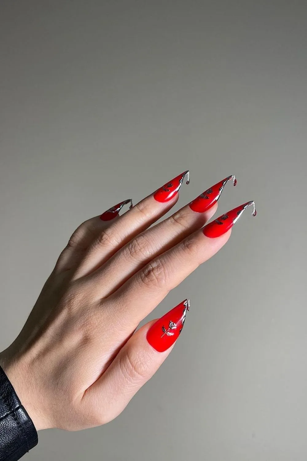 red nails with silver flower