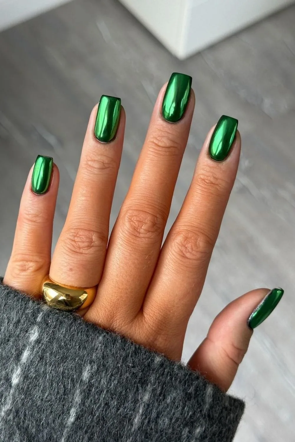 short green chrome nails