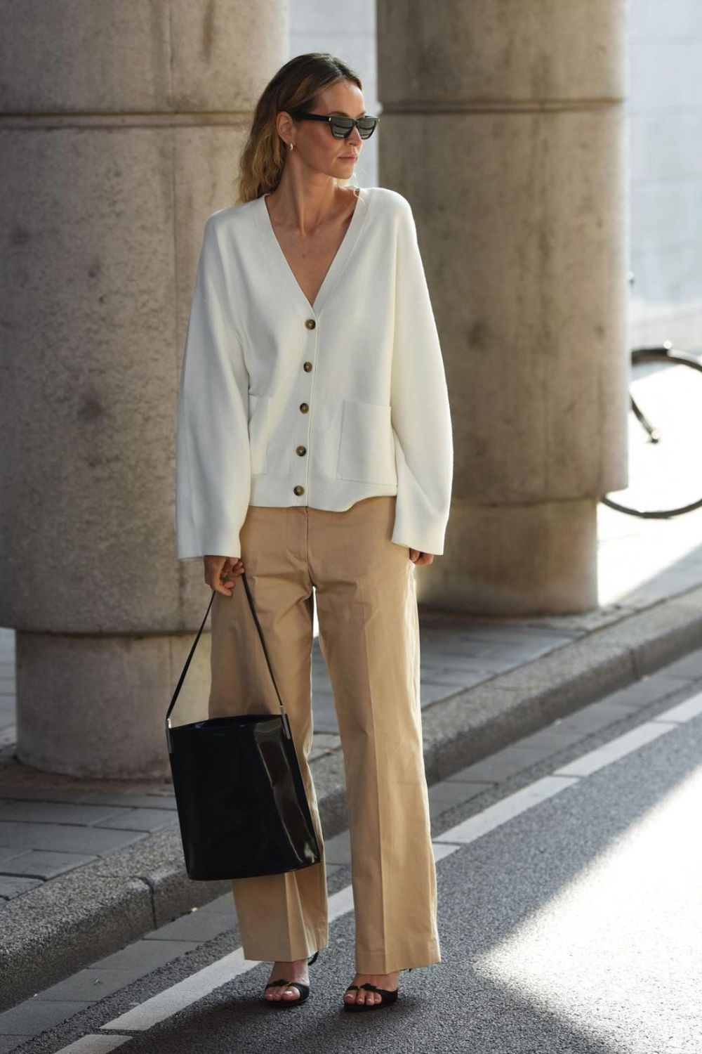 white blouse and creamy trousers mom outfit inspo