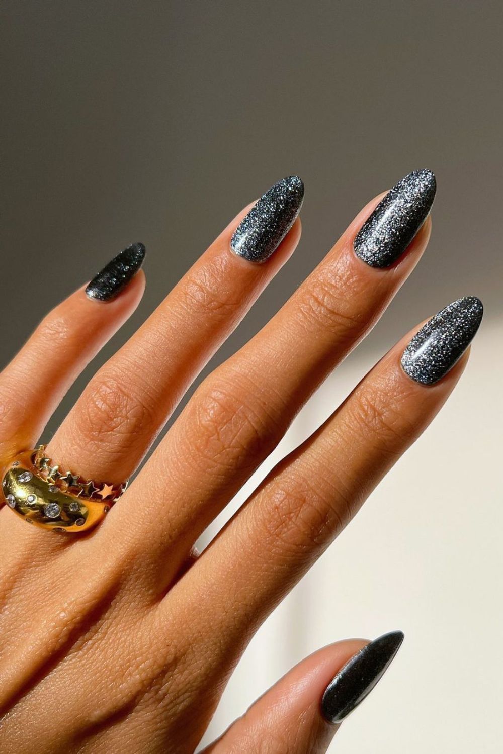 Black velvet nails