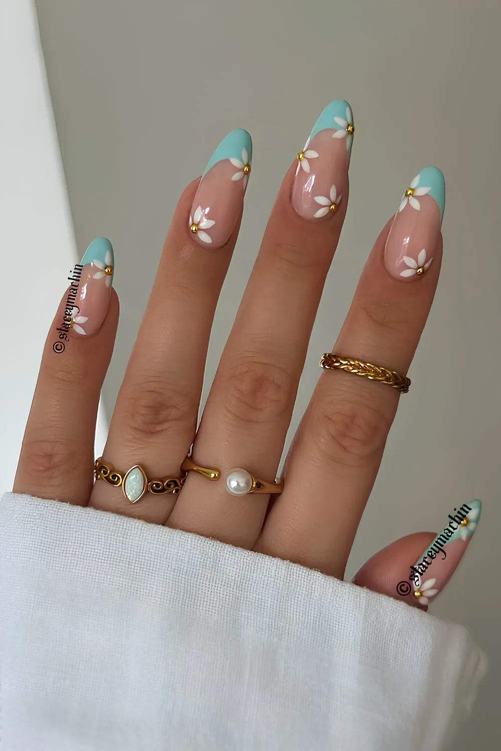 Blue French nails with daisy art