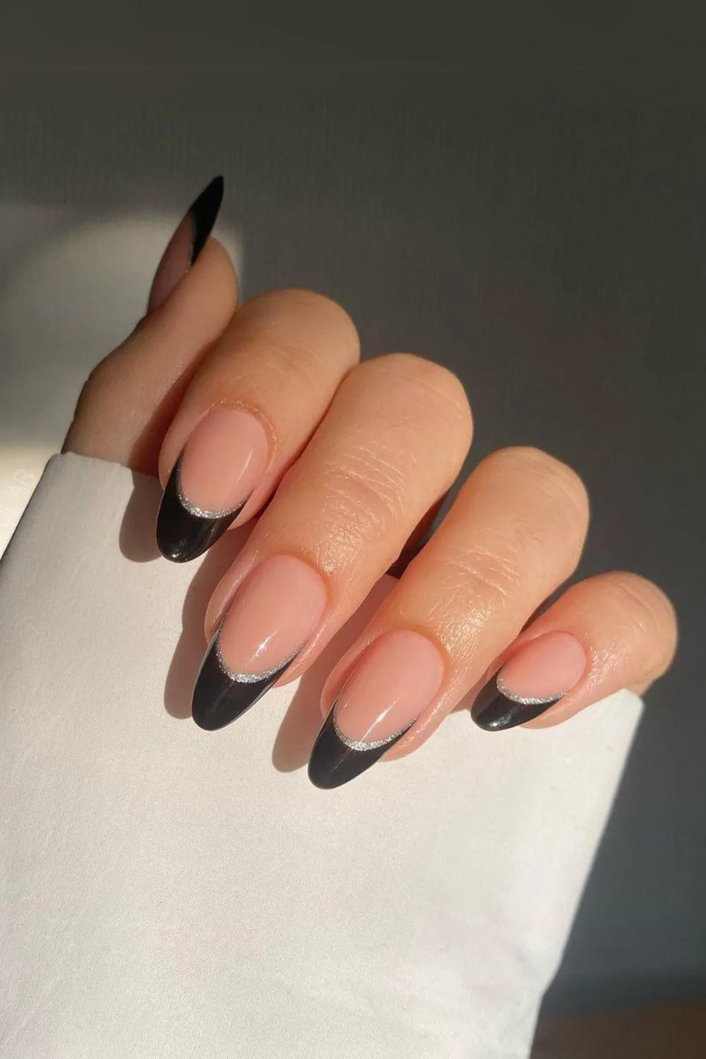 Glitter-edged black French tips