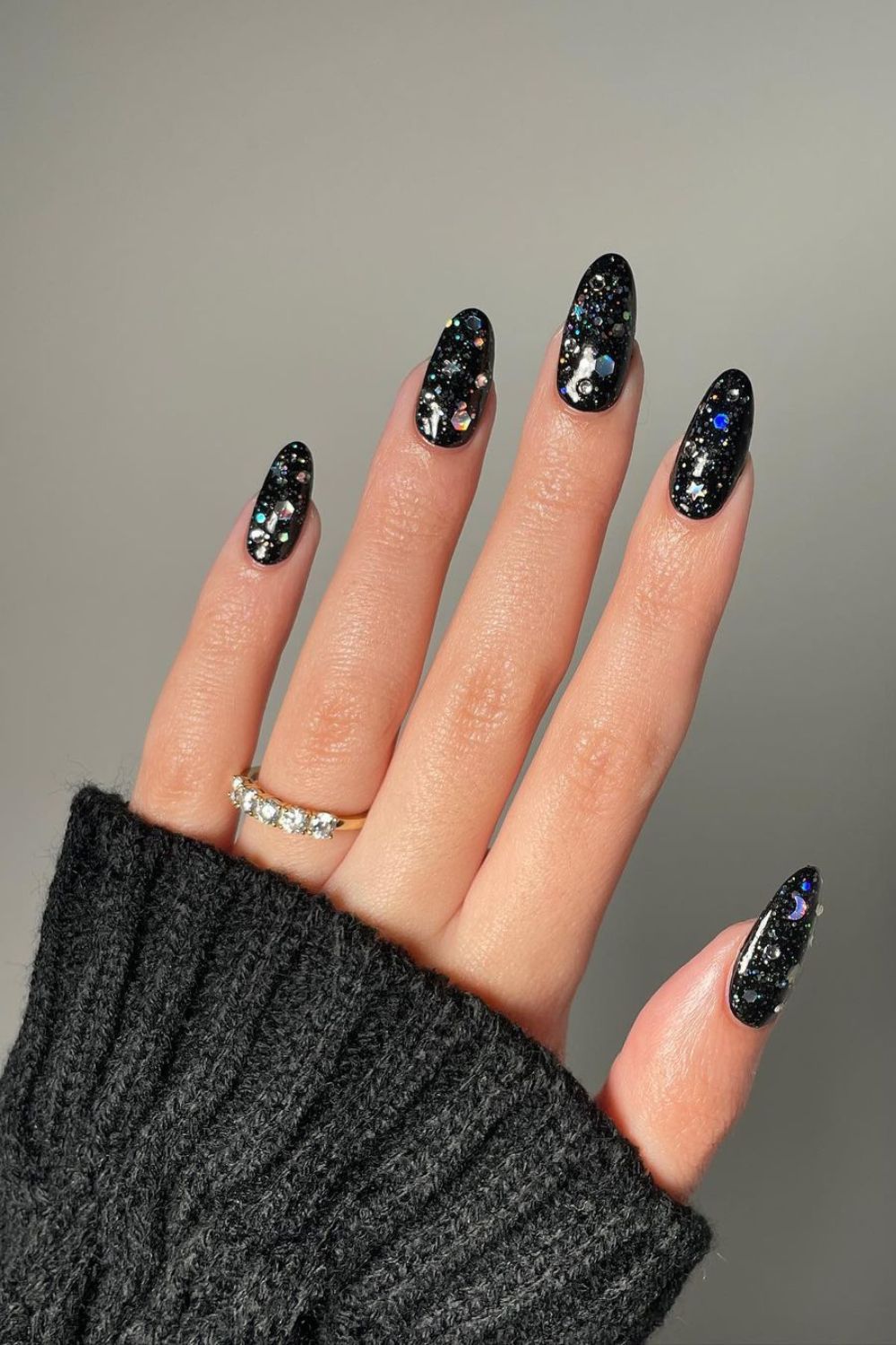 Glittery black nails