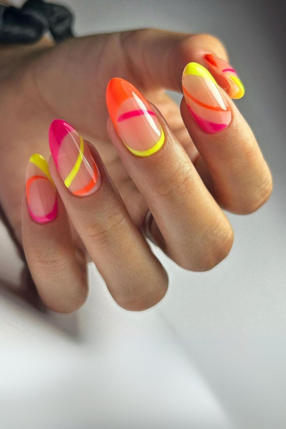 Nails with abstract lines in neon colors