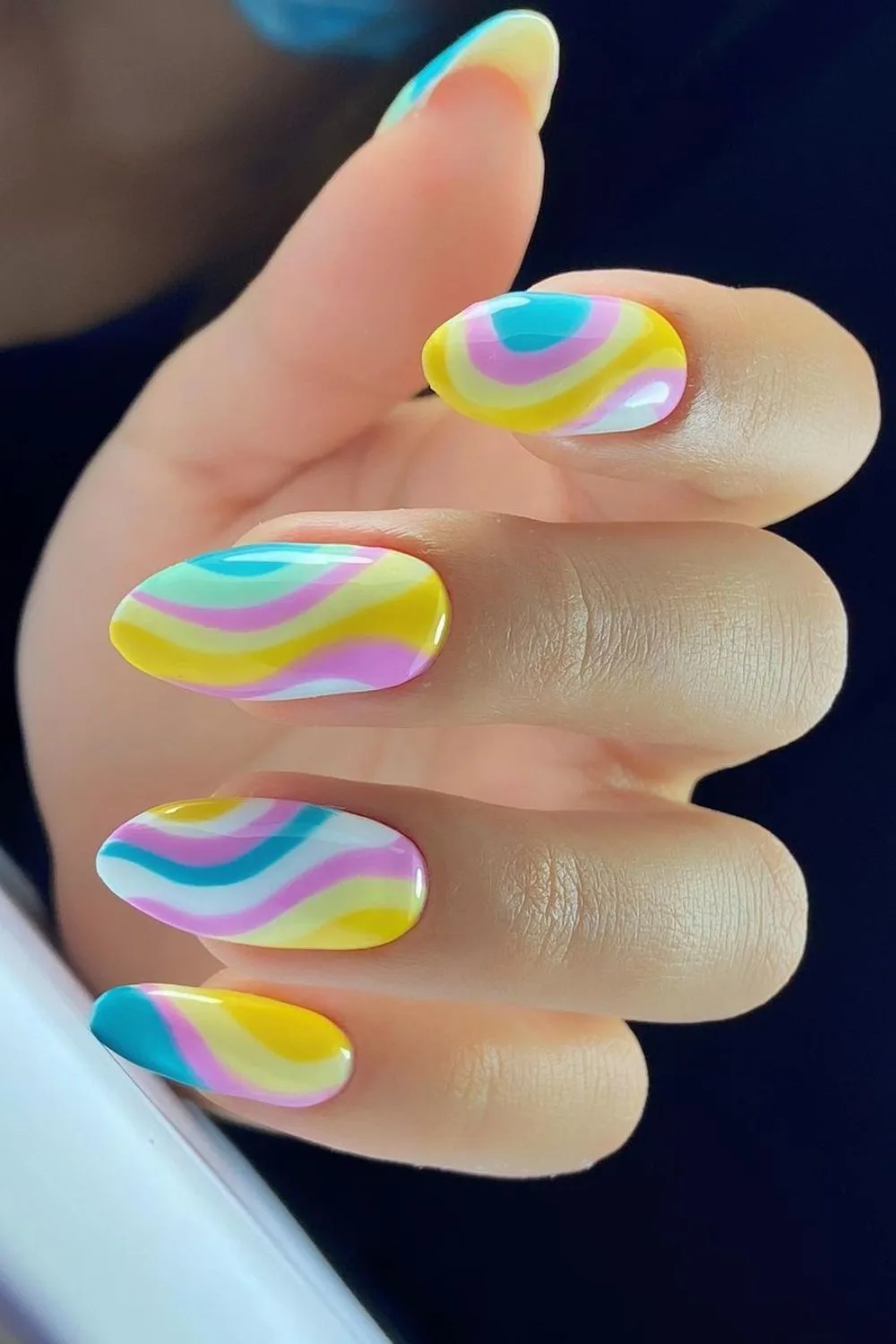 Nails with pastel swirls