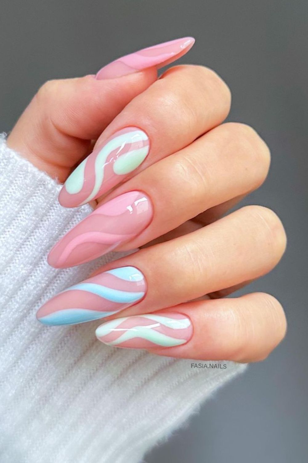 Nails with soft pastel lines