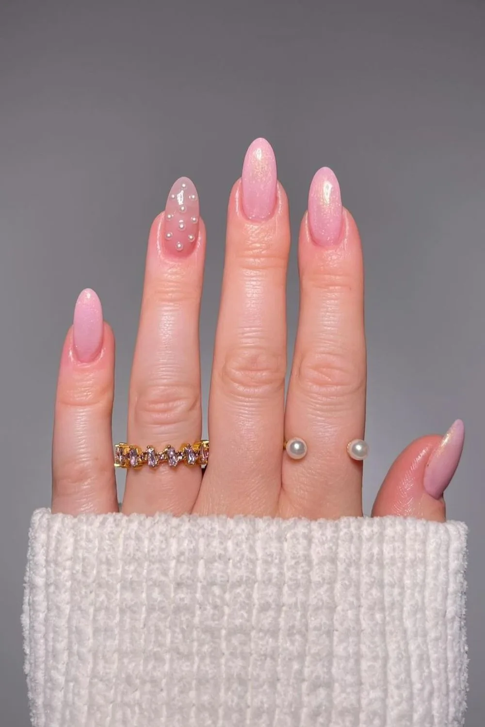 Pearly coquette nails