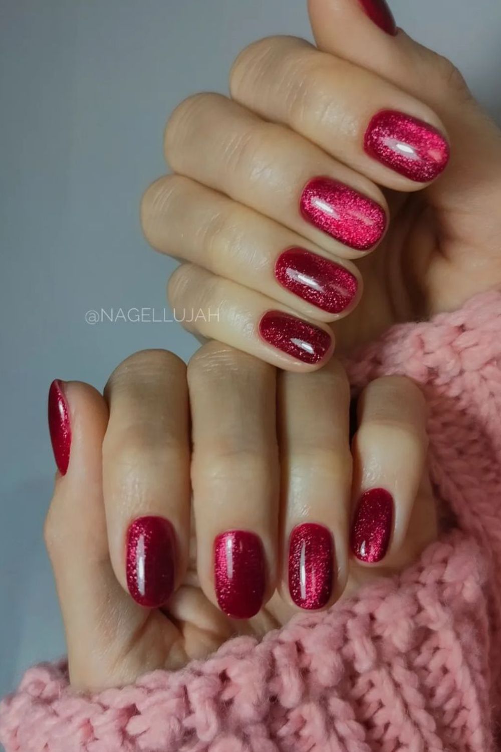 Red velvet-effect manicure