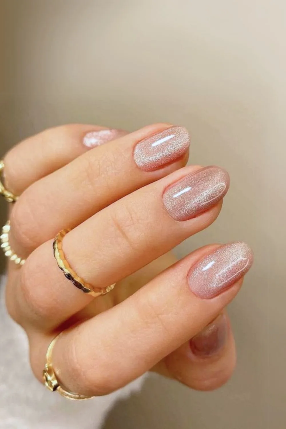 Rose gold velvet-effect nails