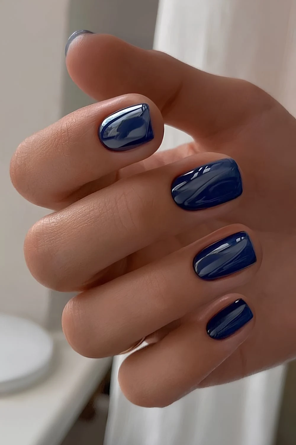 Short and glossy navy blue nails