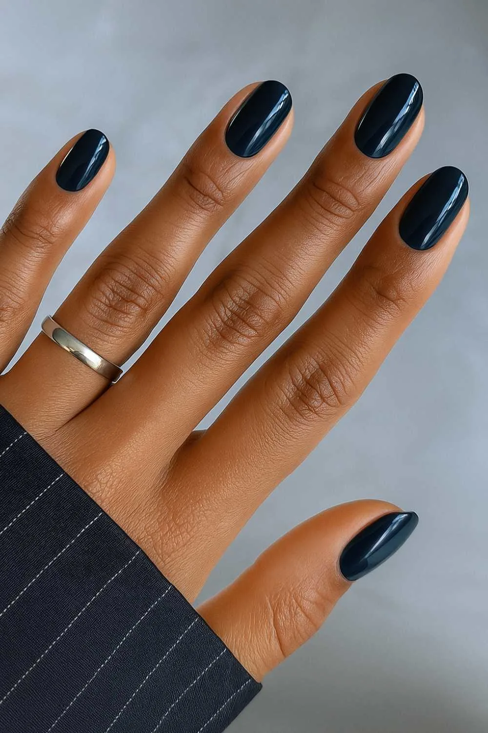 Short and oval navy blue mani