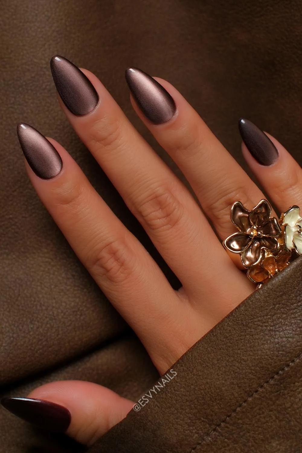 Brown cat eye effect nails