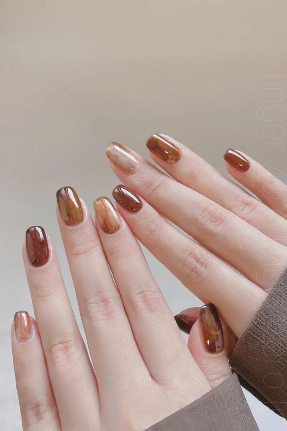 Brown nails with jelly marble effect