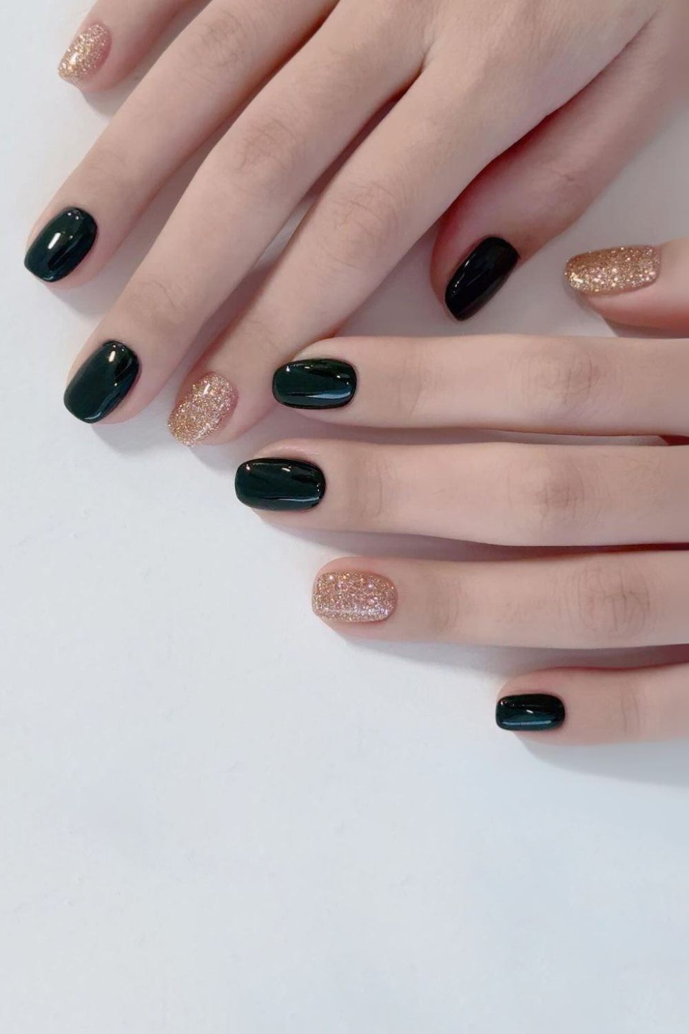 Dark green mani with gold glitter