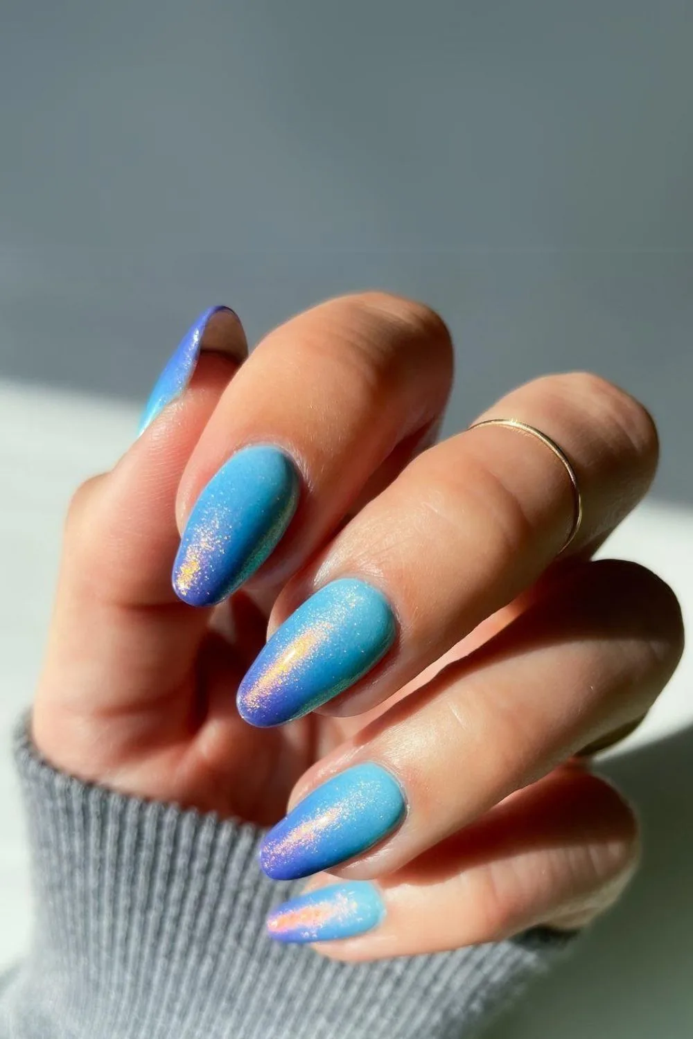 Glittery blue gradient nails