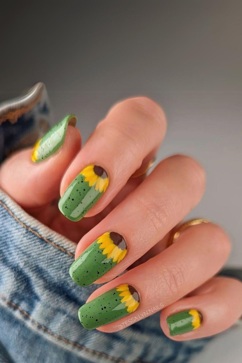 Green sunflower nails