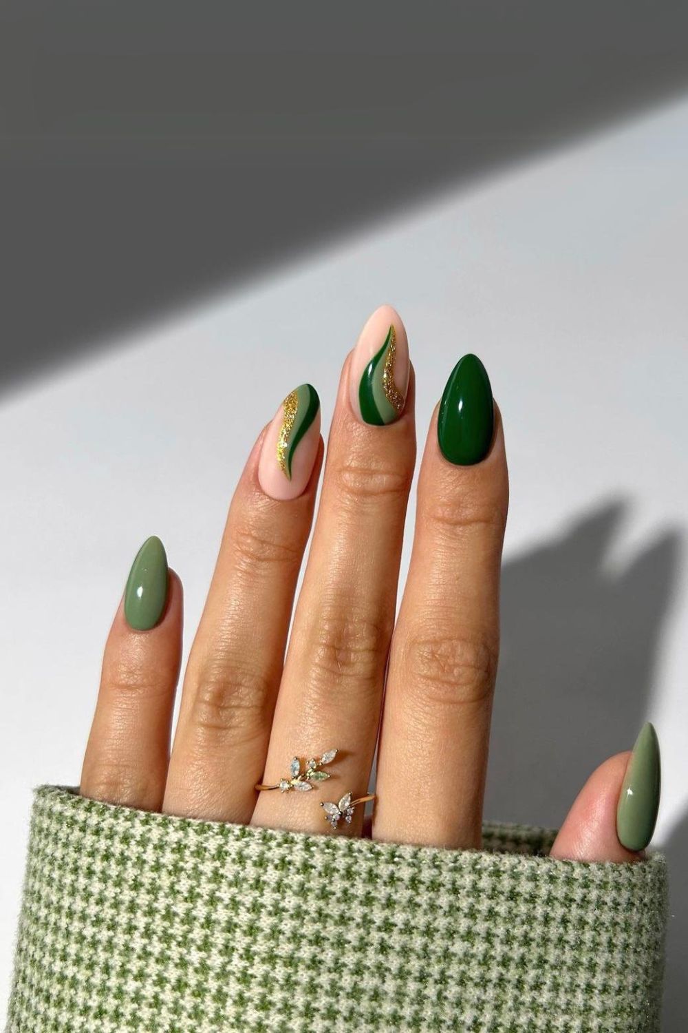 Green swirly manicure