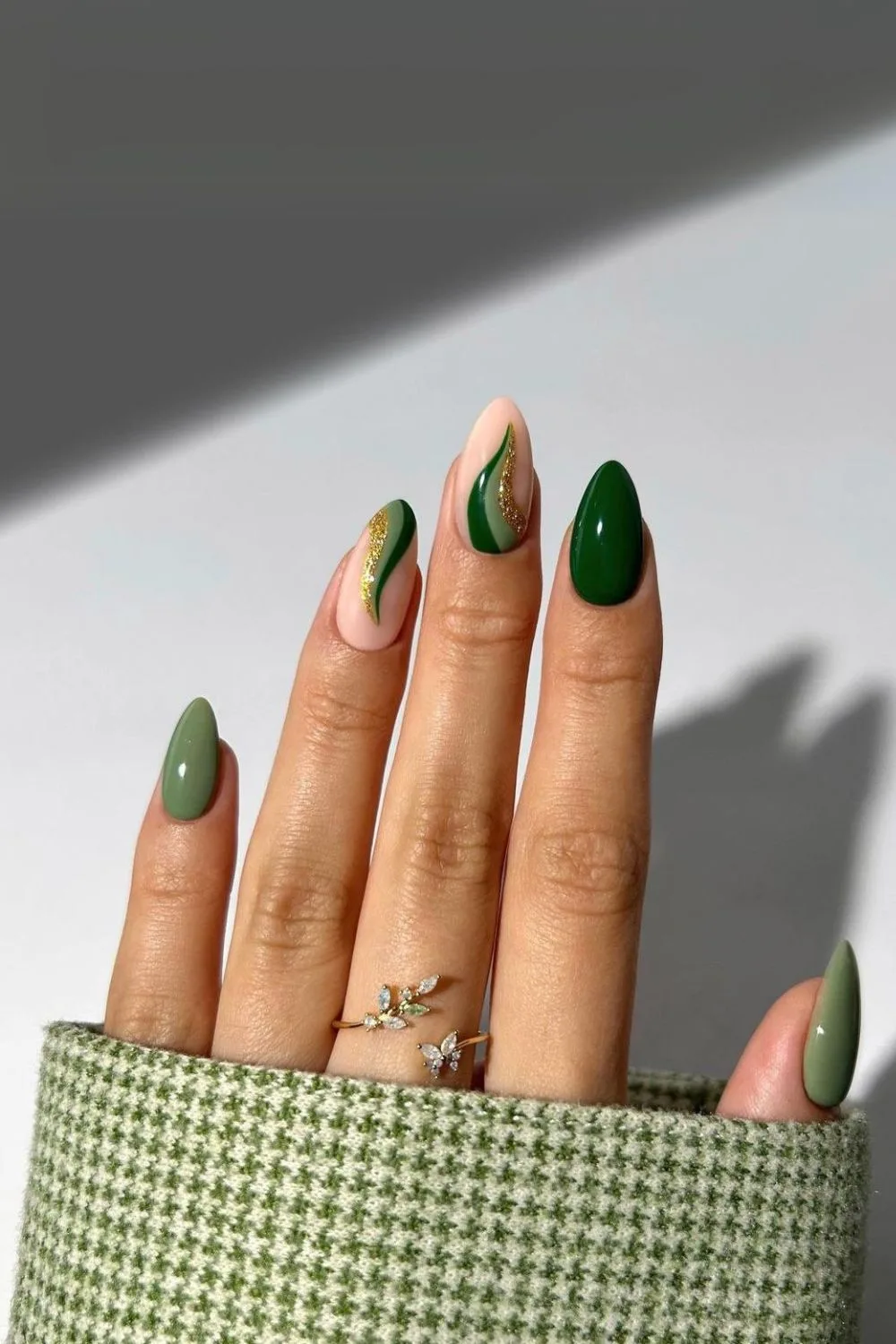 Green swirly manicure