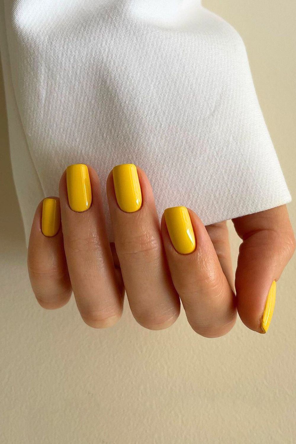 Mellow yellow summer nails