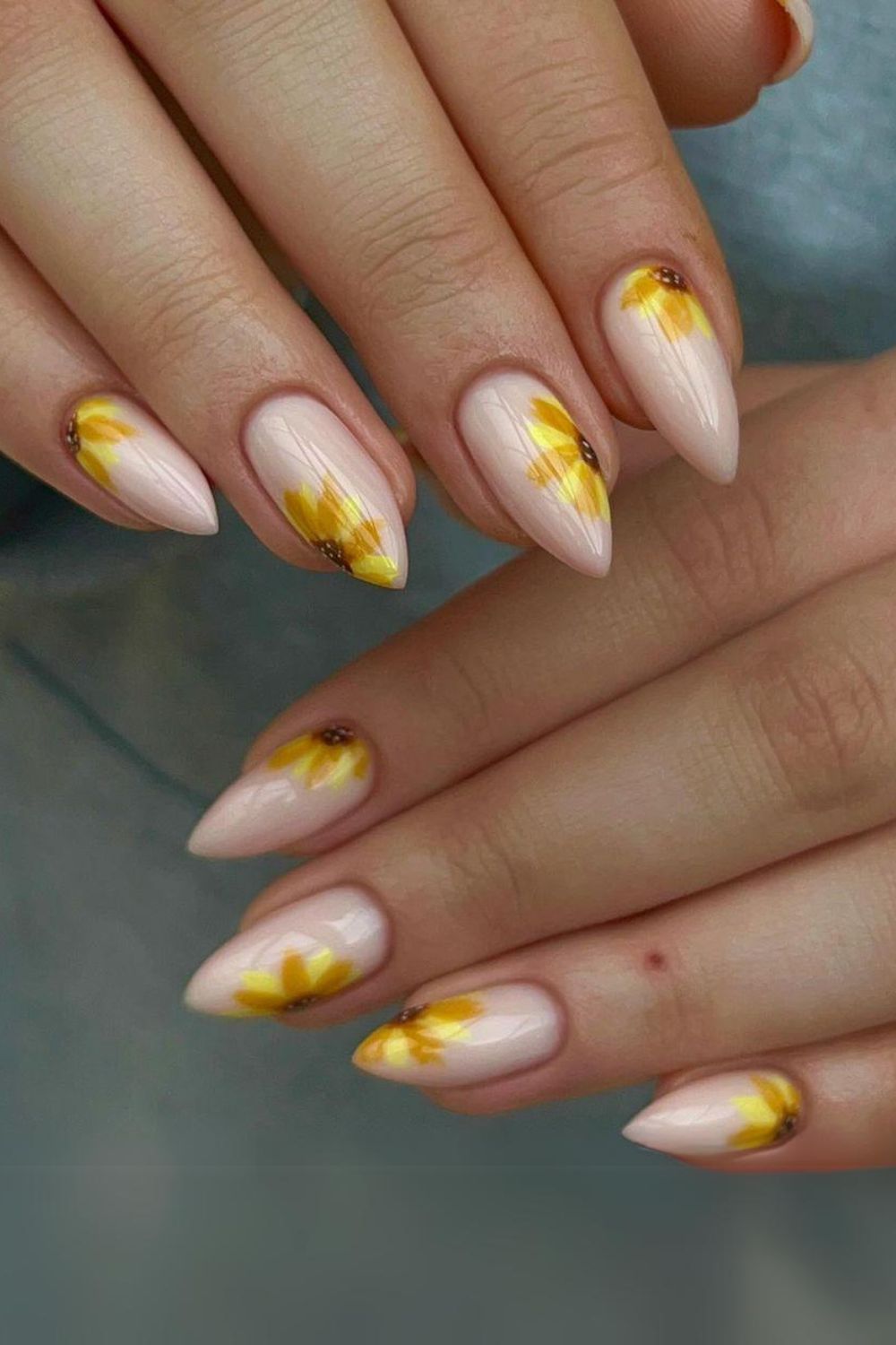 Nails with soft sunflower design