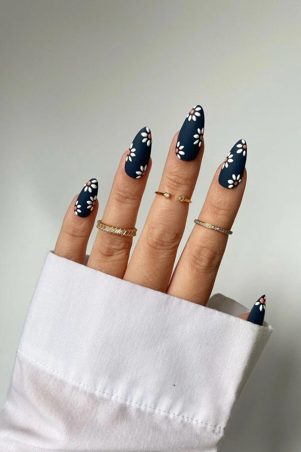 Navy blue nails with white daisies