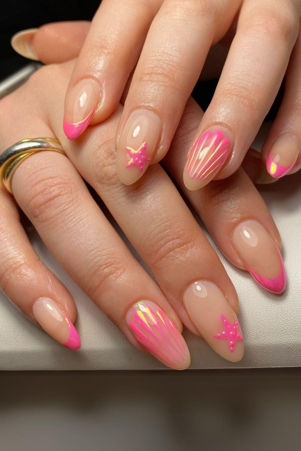 Nude nails with neon pink seashell and starfish