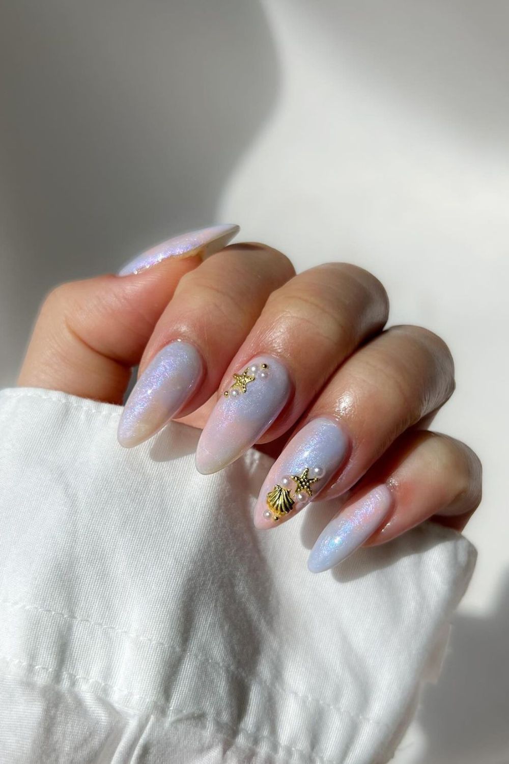 Pearl nails with gold shells