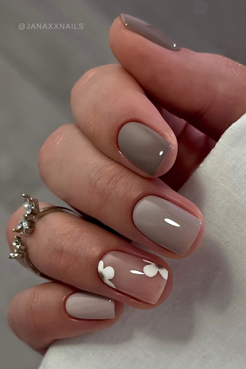 Short gray mani with white flowers