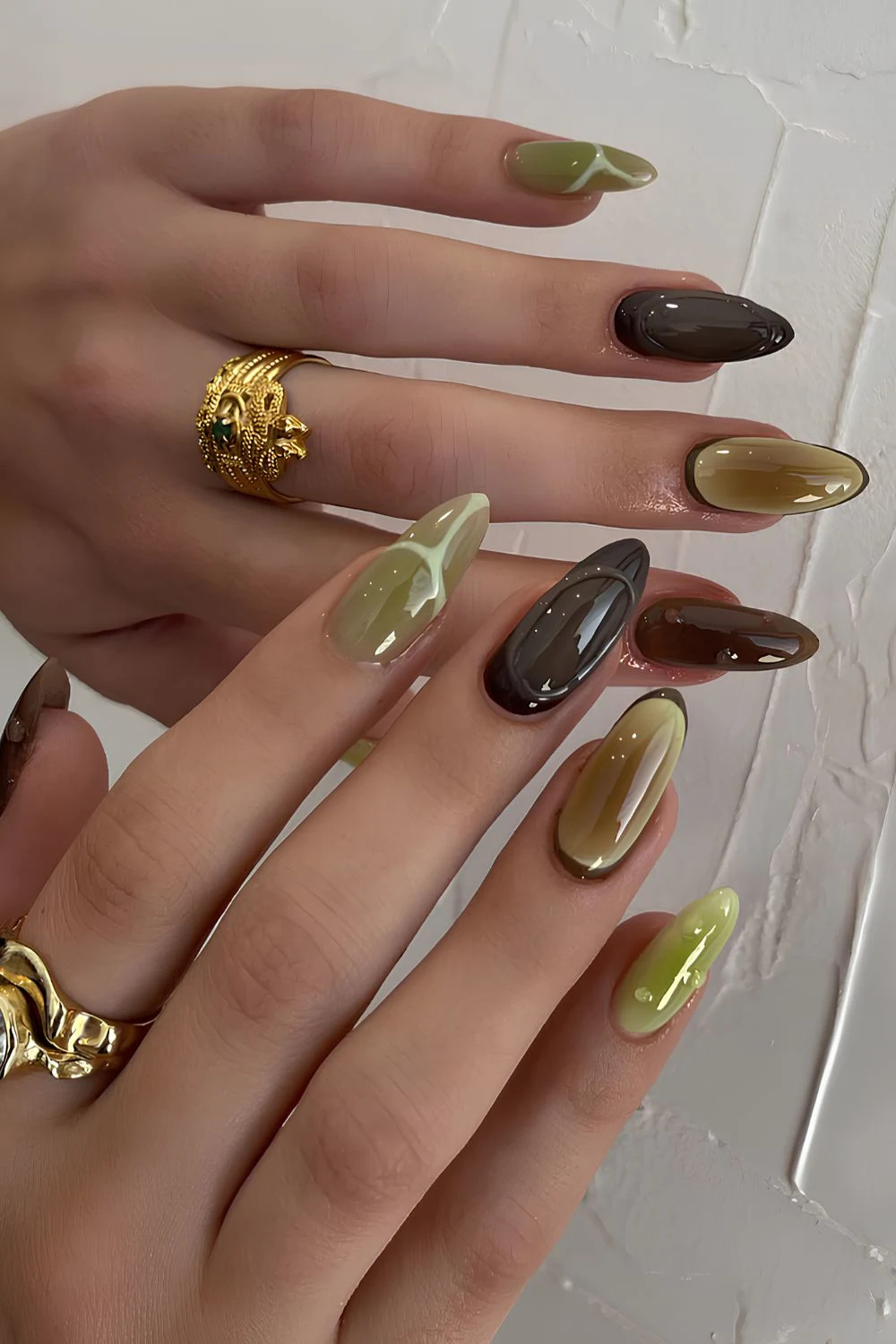 Aura nails in different tones of olive