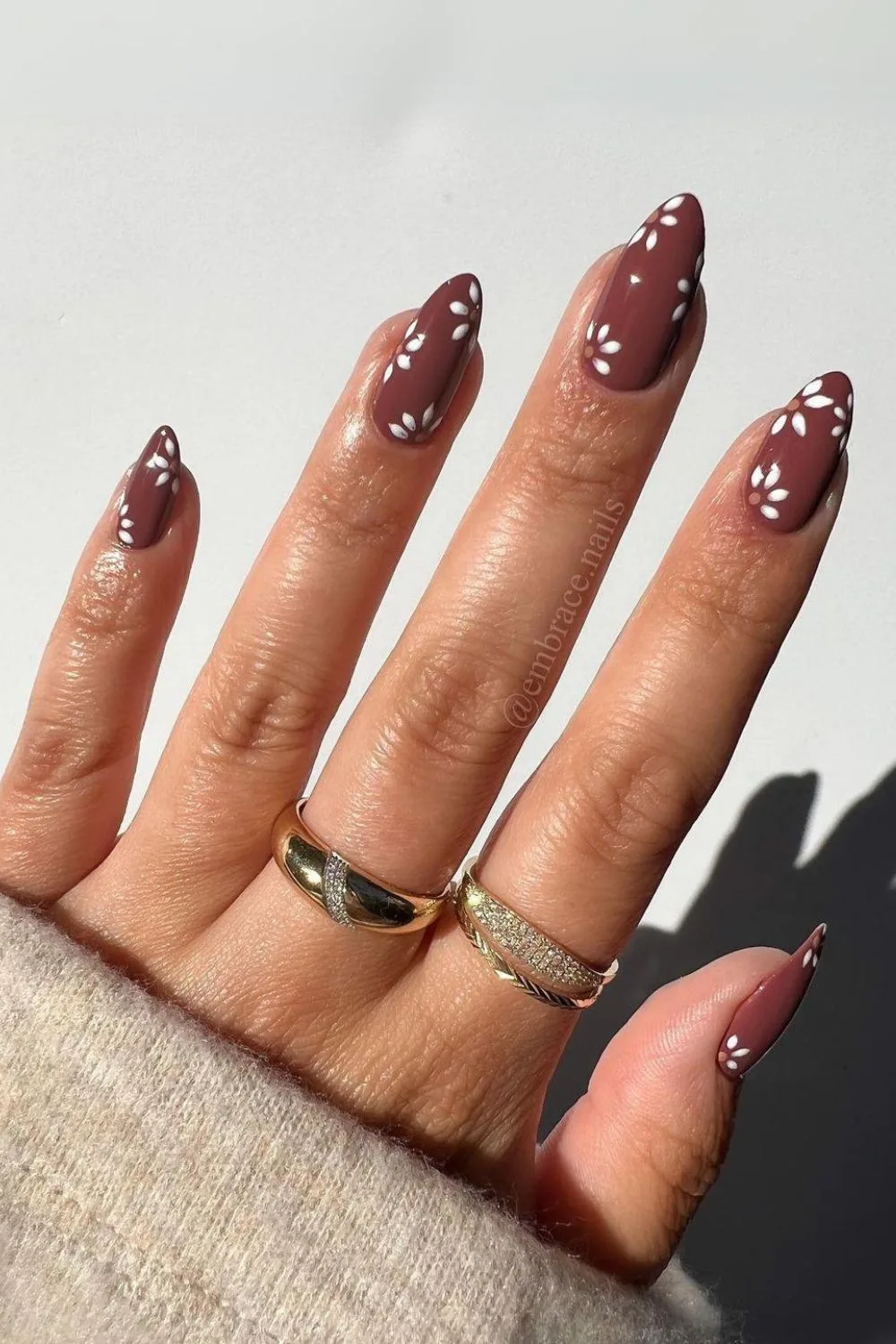 Brown nails with daisy accents