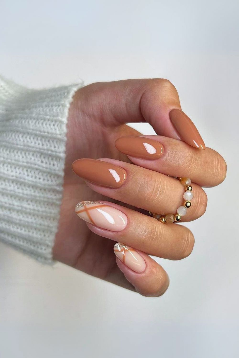 Caramel brown nail with criss-cross stripe accent