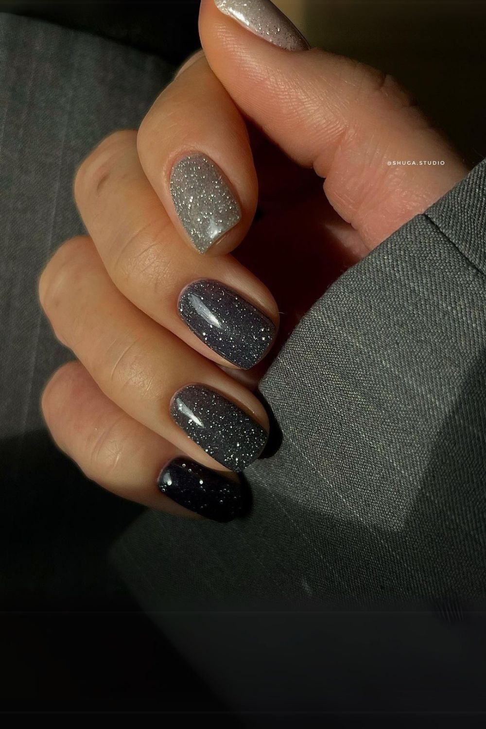 Glittery gray gradient nails