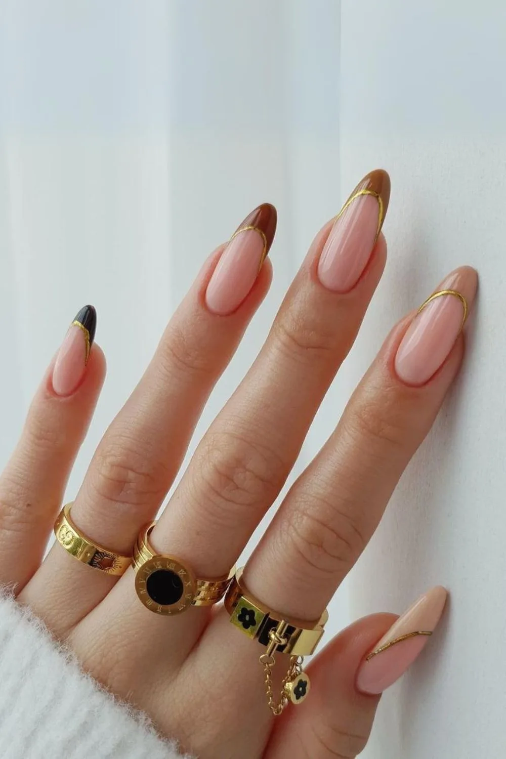 Gold-edged frech tip nails