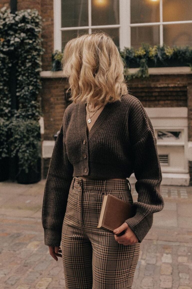 30 Dark Academia Outfit Ideas for the Ultimate Bookish Vibe