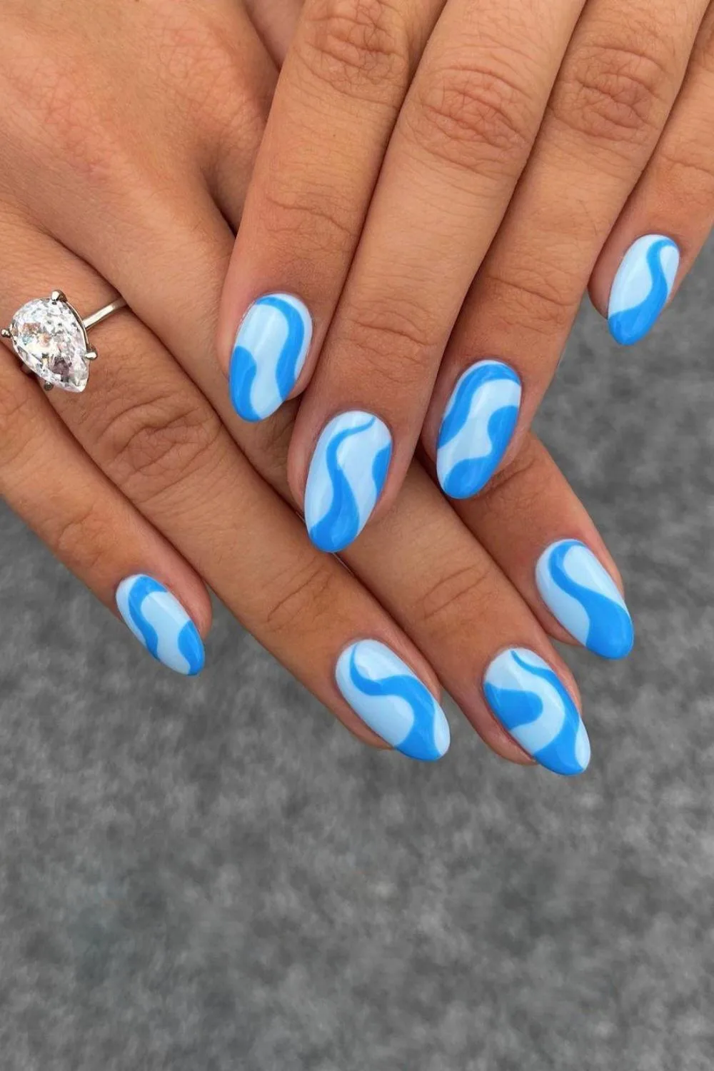 Nails with funky waves in two tones of blue