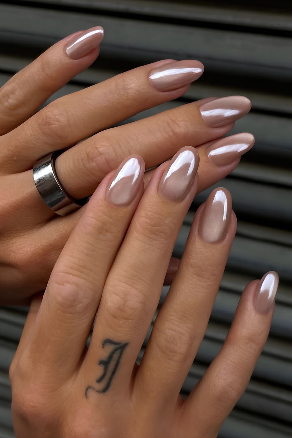 Neutral cat-eye effect mani