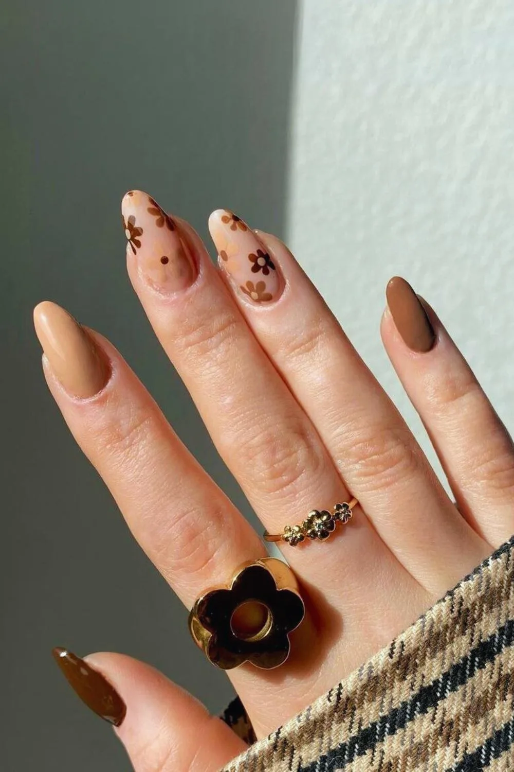 Neutral floral nails