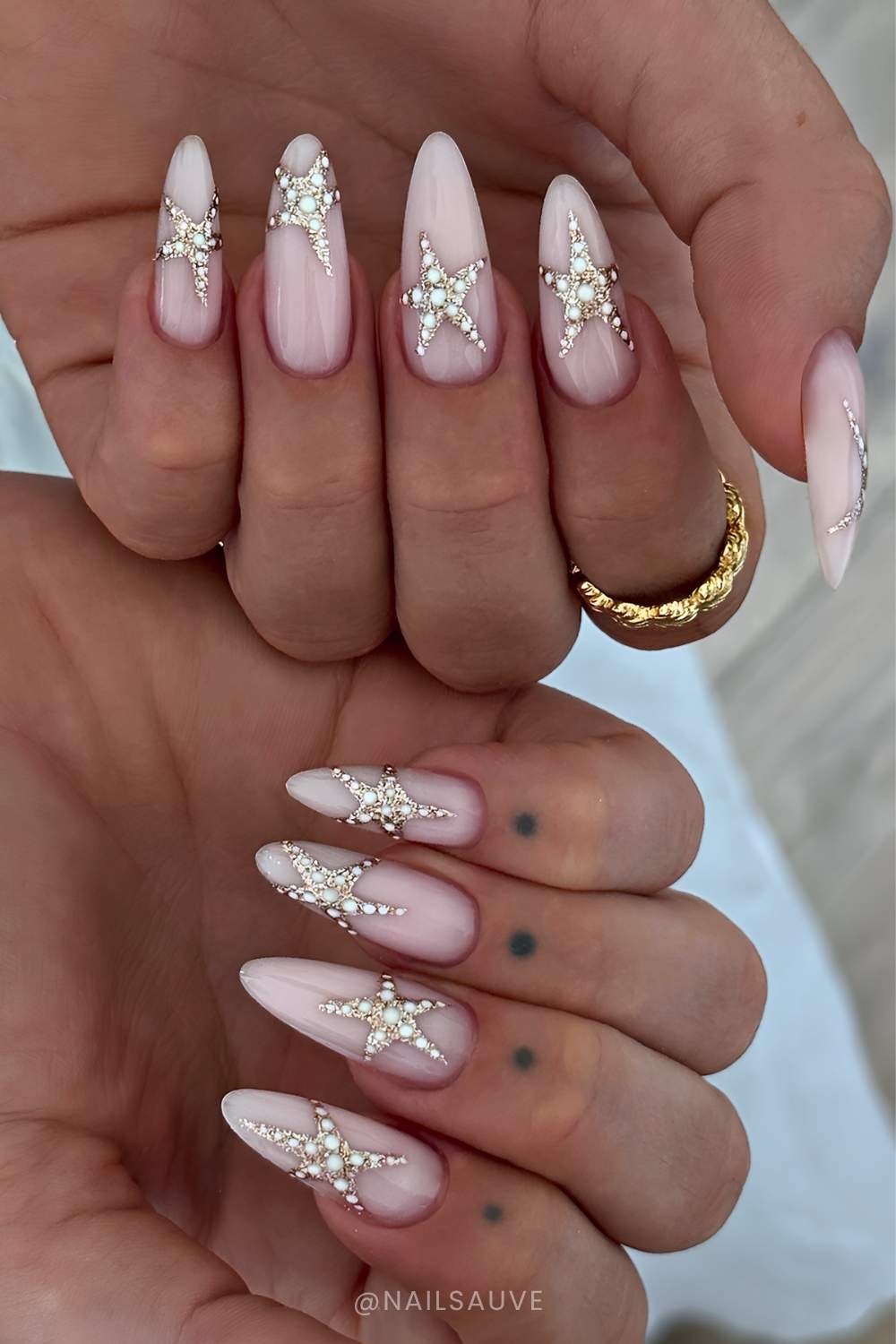 Neutral summer mani with glittery starfish art