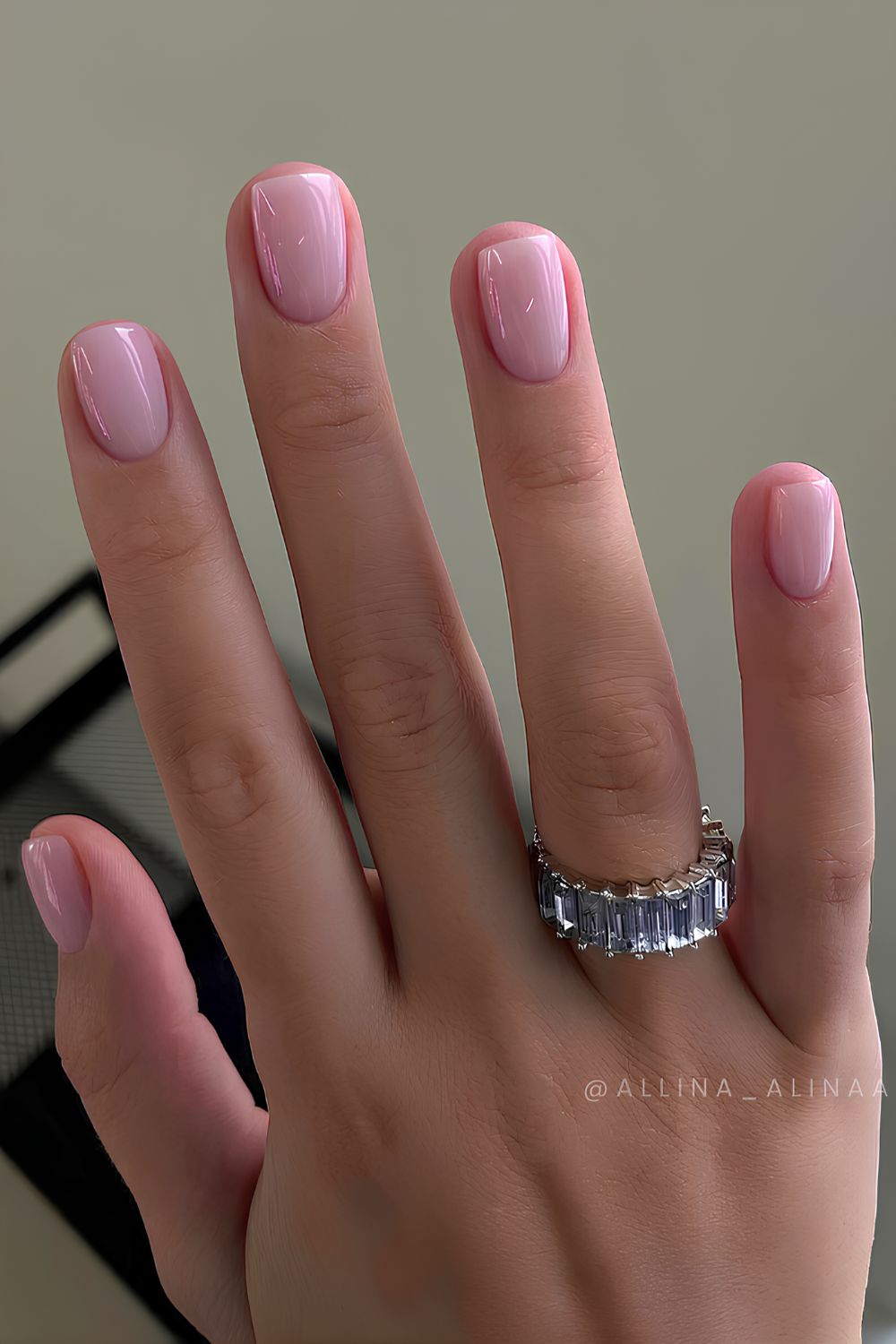 Short and glossy pink manicure