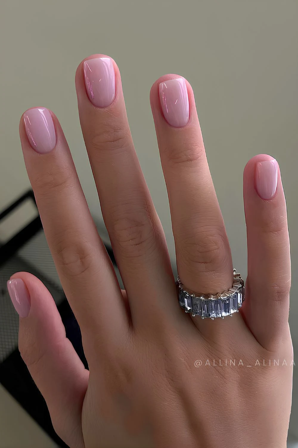 Short and glossy pink manicure