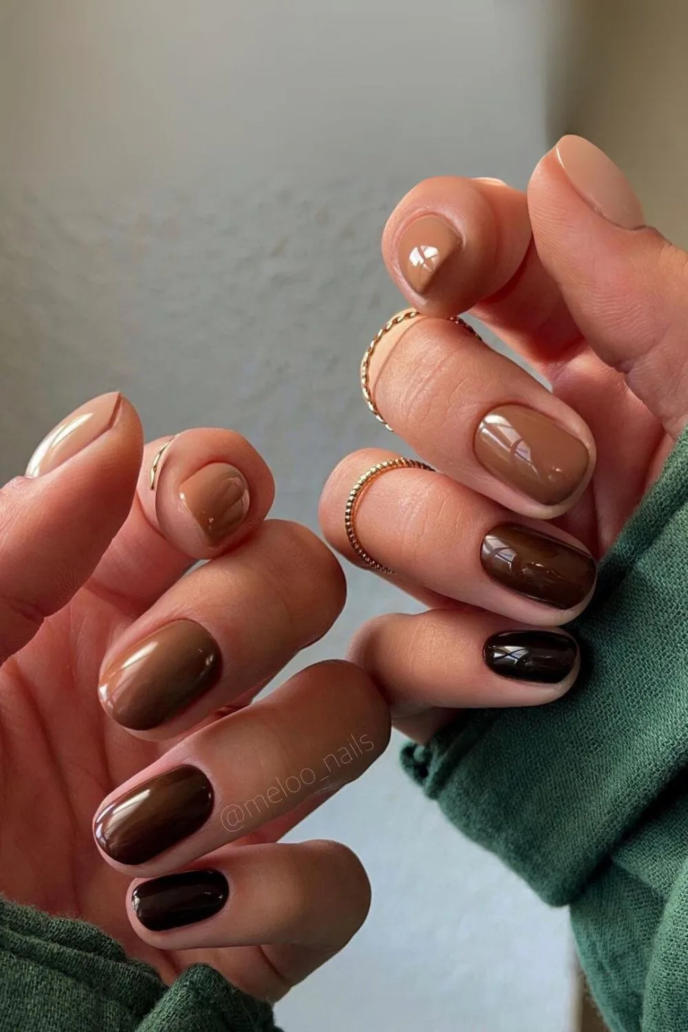 Short brown gradient nails