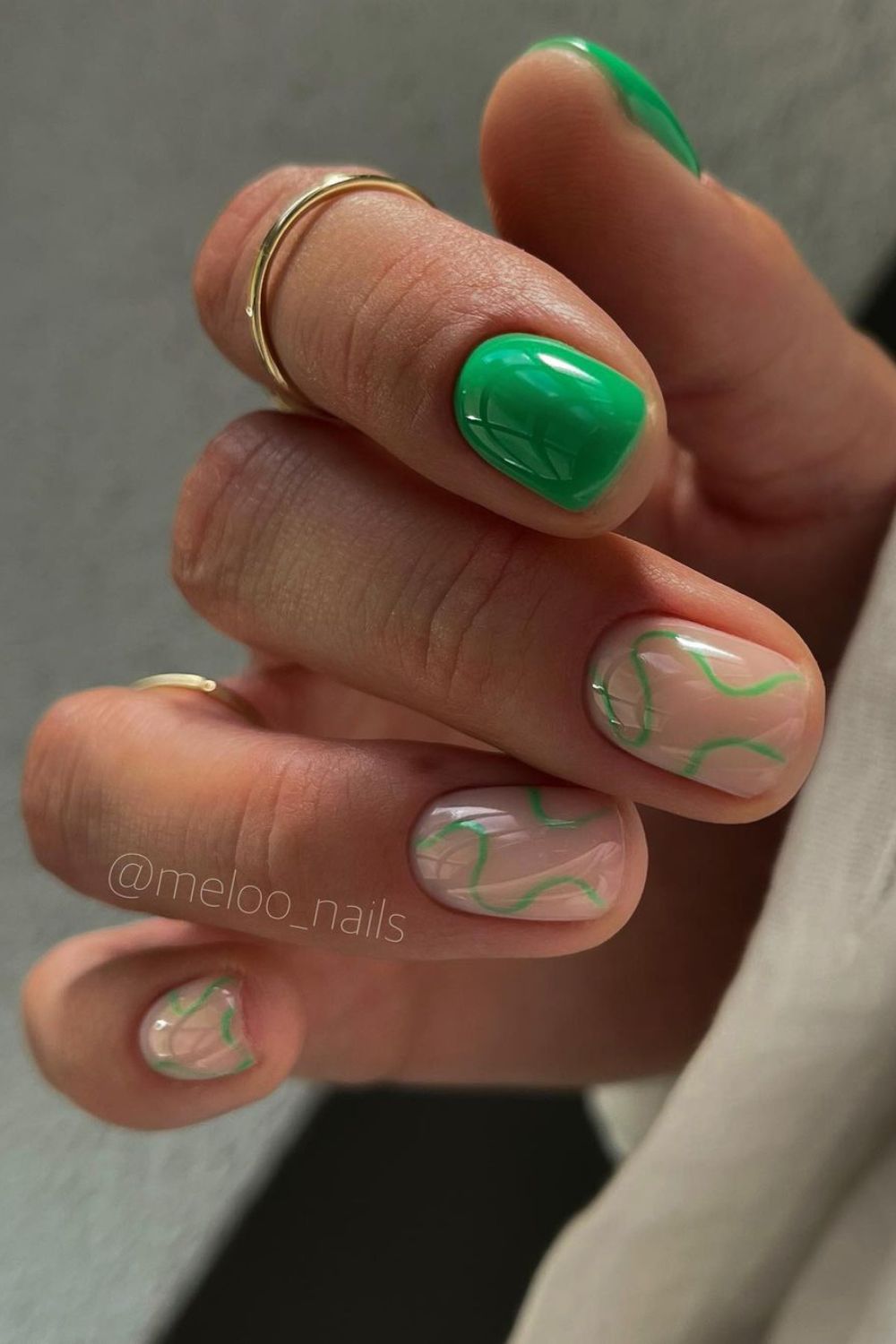 Short green nails with swirls