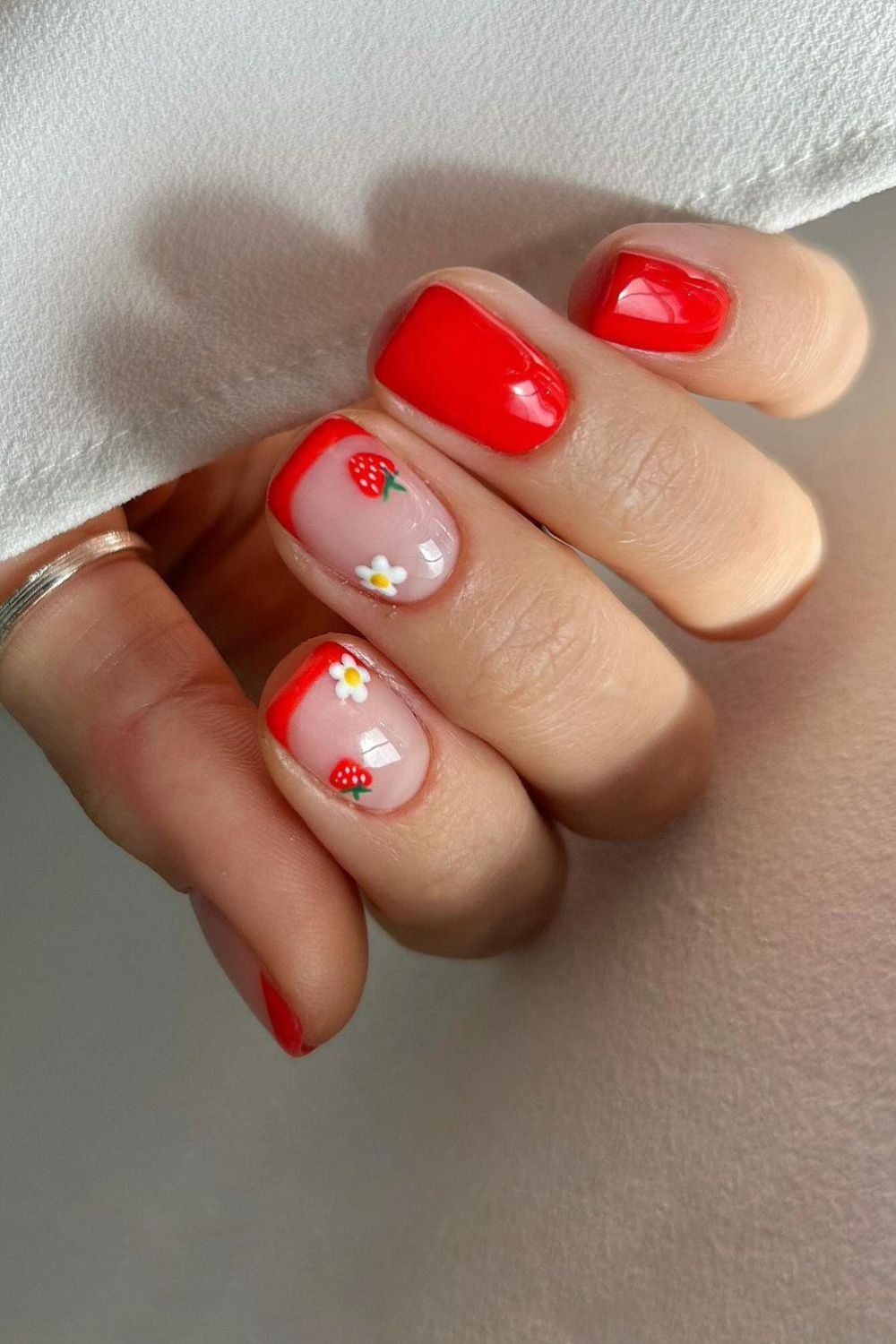 Short strawberrya and daisy nails